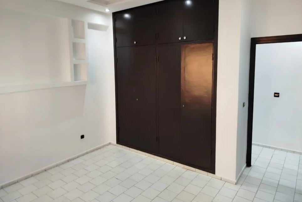 Appartement de trois pièces avec trois salons