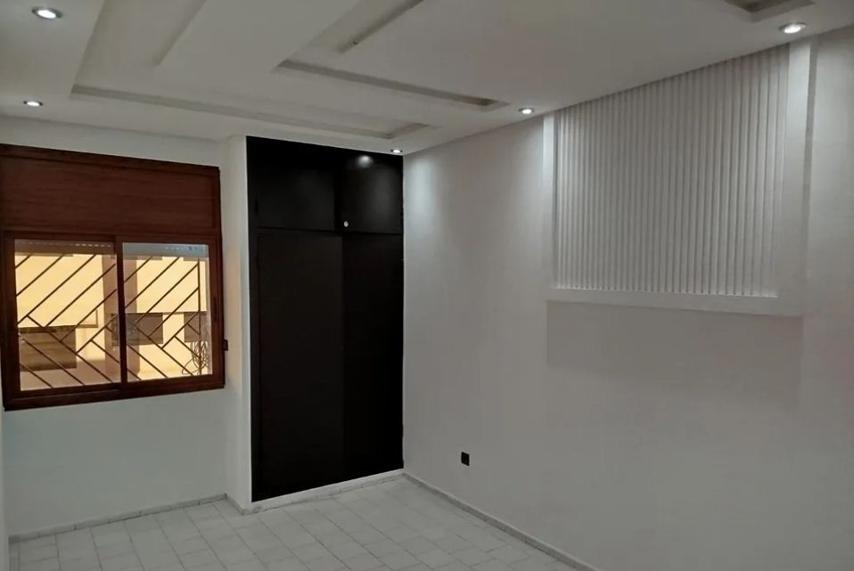 Appartement de trois pièces avec trois salons