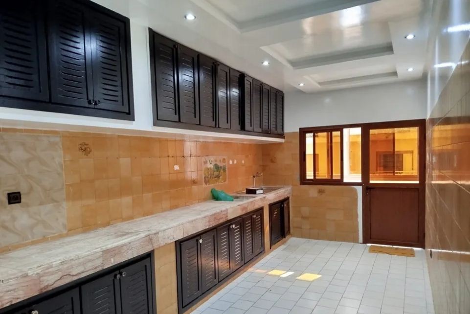 Appartement de trois pièces avec trois salons