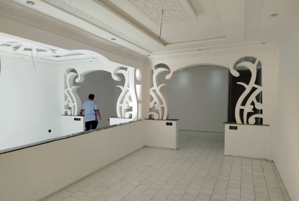 Appartement de trois pièces avec trois salons