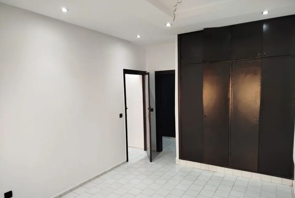 Appartement de trois pièces avec trois salons