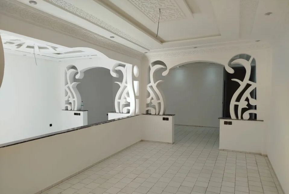 Appartement de trois pièces avec trois salons