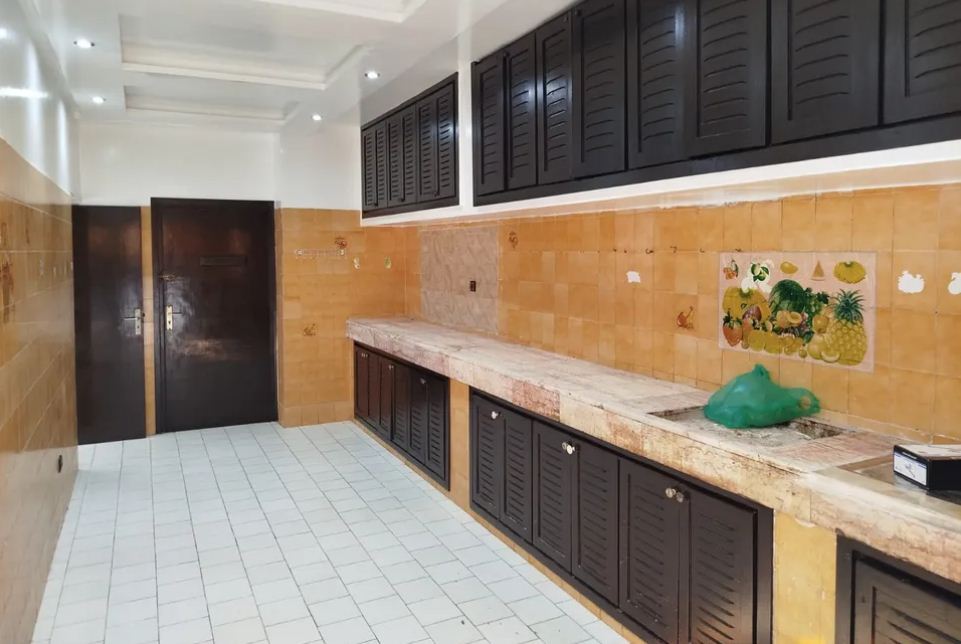 Appartement de trois pièces avec trois salons