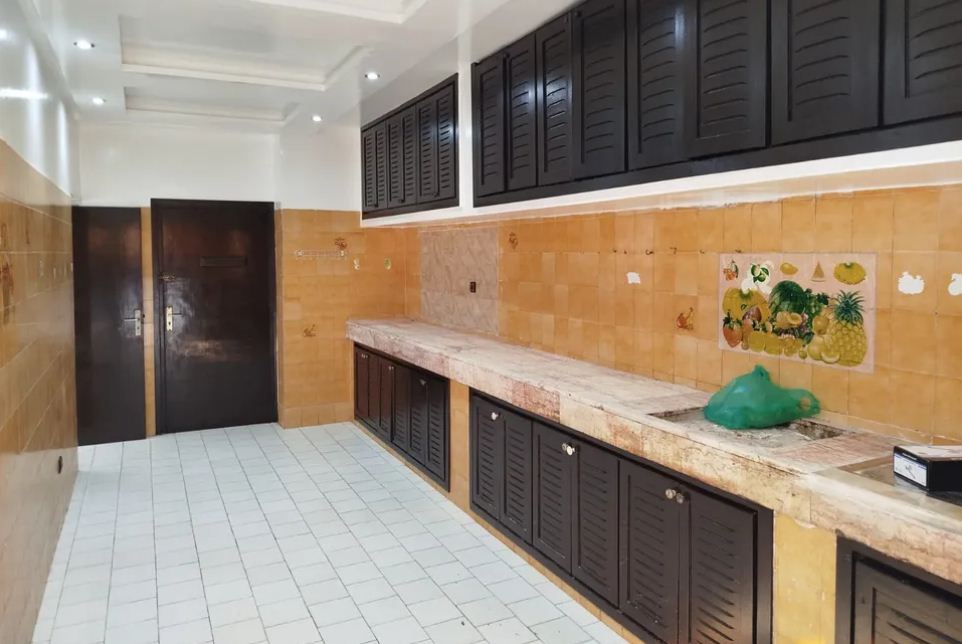 Appartement de trois pièces avec trois salons