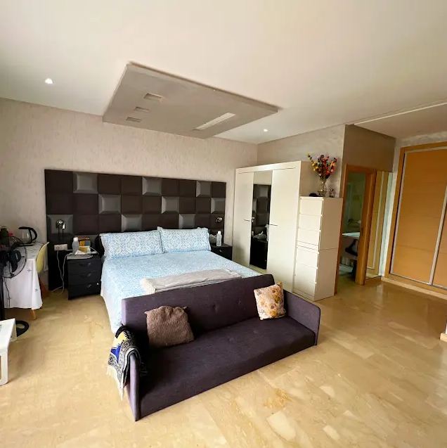 Villa de trois étages à Casablanca, meublée