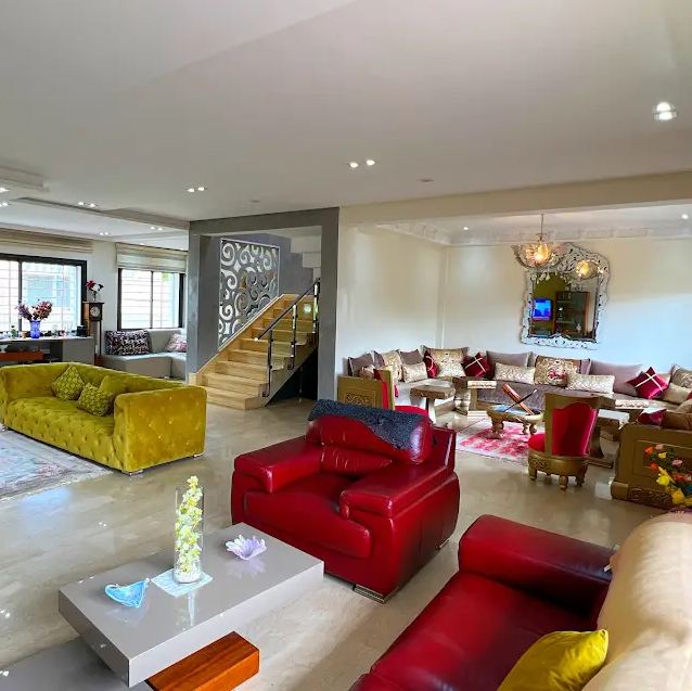 Villa de trois étages à Casablanca, meublée
