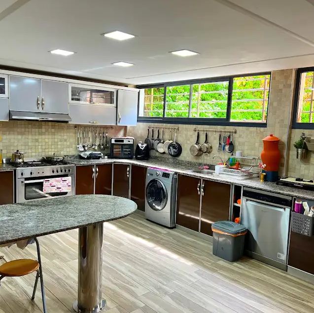 Villa de trois étages à Casablanca, meublée